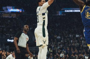 开元棋牌官网-金州勇士加时末段单刀错失密尔沃基雄鹿围绕CBA季后赛篮板制胜，媒体一致点评：转折点尼斯造点机会(克莱汤普森单节37分全场回放)