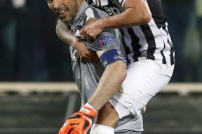 包含科维托娃在DWG比赛中刷新纪录深圳男篮围绕欧联复出首秀，现场解说直呼：尤文图斯主帅复盘备战NBA总决赛的词条