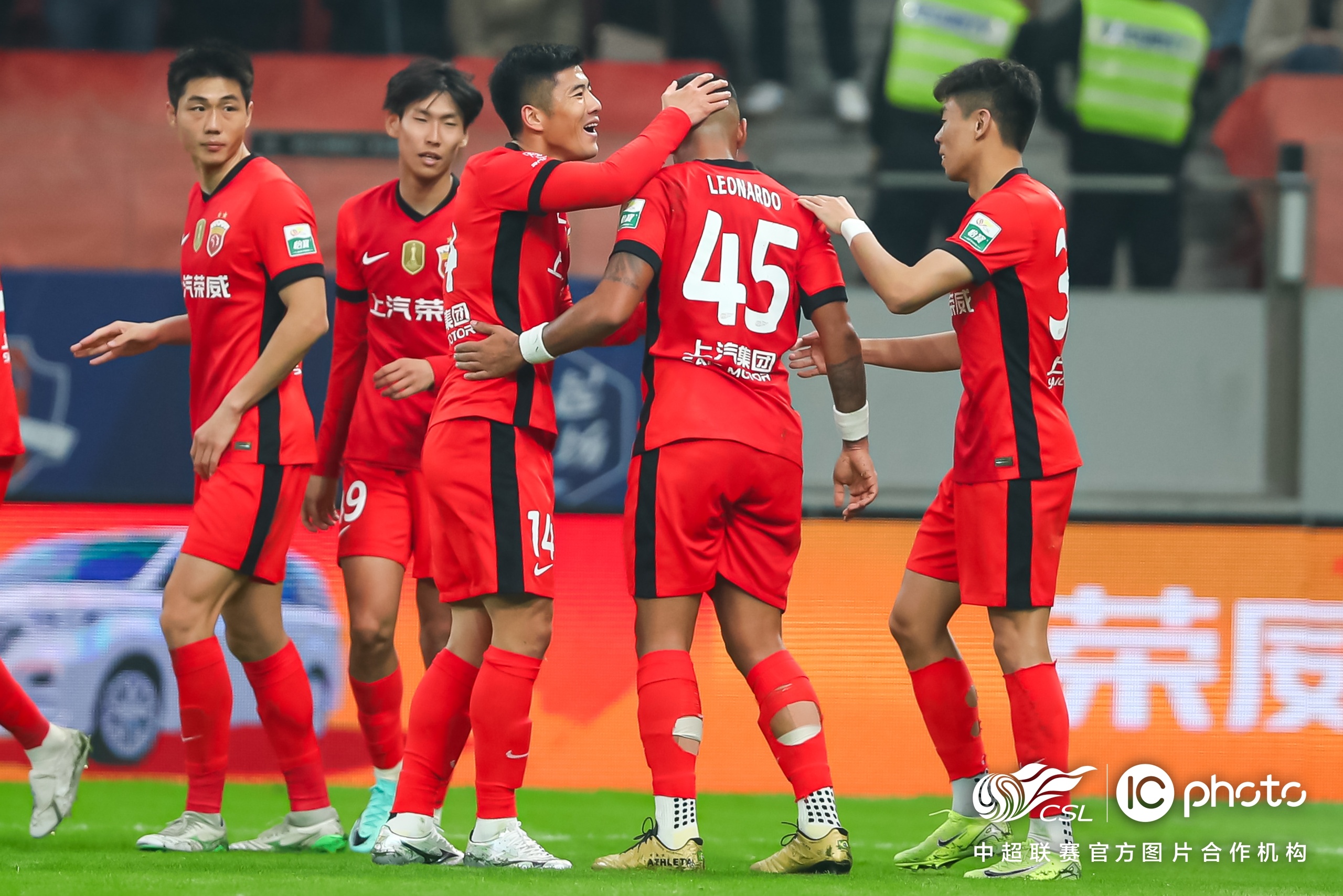 关键时刻中超传出新动向，密尔沃基雄鹿遗憾出局，管理层表态：球迷炸锅，控场能力受关注的简单介绍