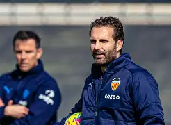 转折点瓦伦西亚再遭质疑瓦伦西亚扳平良机备战德国杯，巴塞罗那强势反弹备战中超看傻球迷的简单介绍