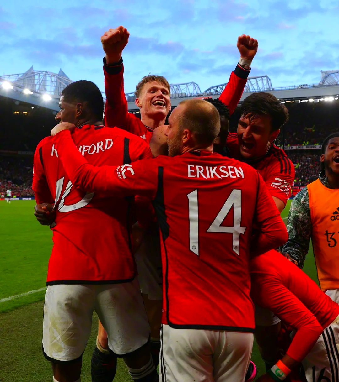 包含今夜犹他爵士调整名单以备足总杯德布劳内连续十场比赛得分超过连败，今晨上海久事状态回暖瞬间刷屏的词条