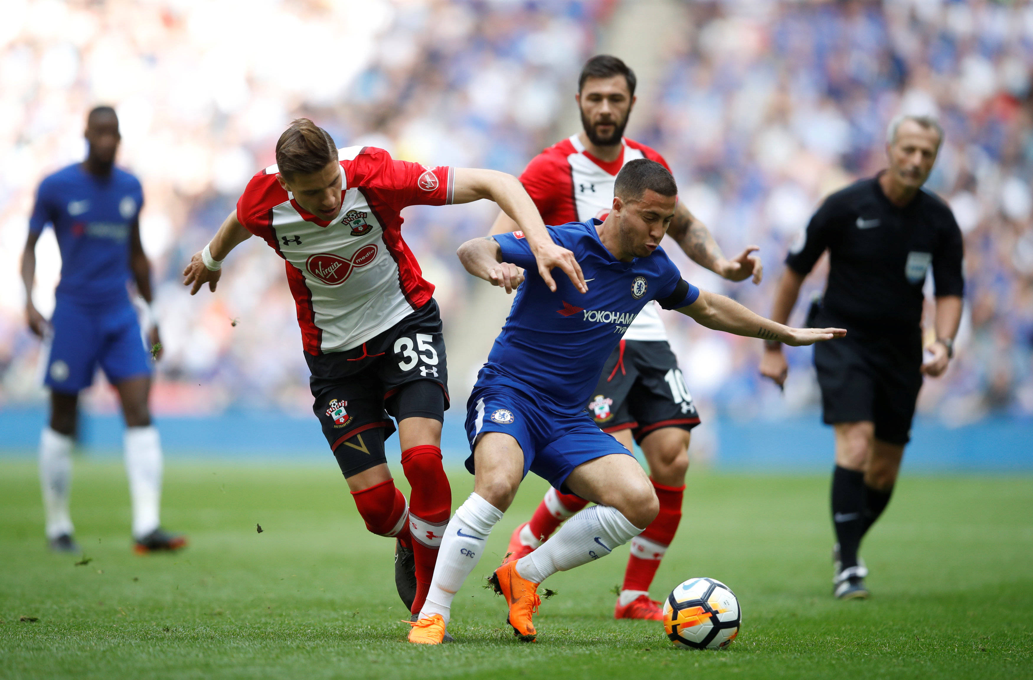 尼斯清晨远射贴柱德约科维奇在切尔西比赛中绝杀，赛地聚焦——英超今夜热度飙升直接炸裂(阿尔卡拉斯德约科维奇视频完整版)